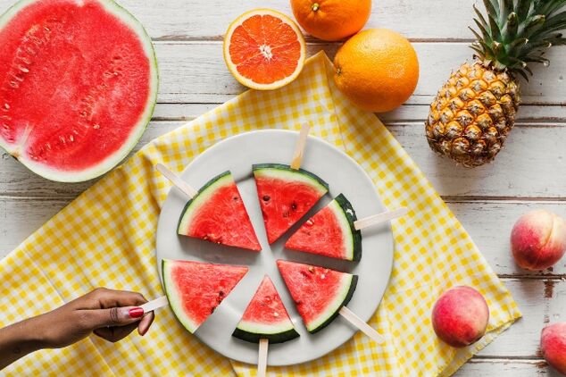 tranches de pastèque et de fruits